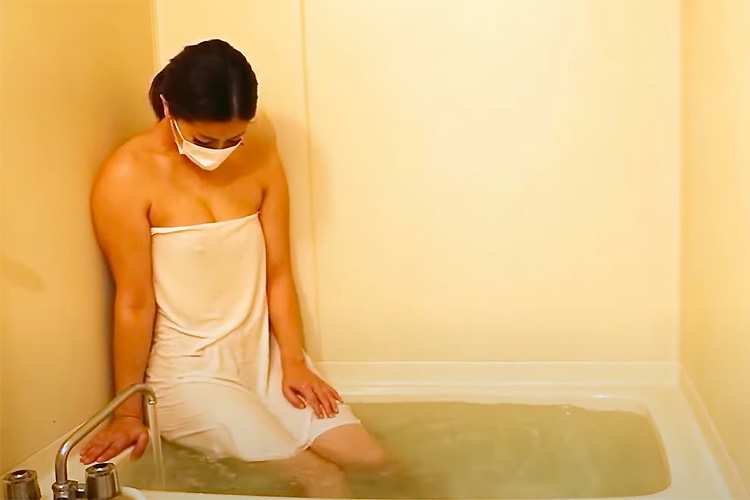 新人Youtuberさん、自宅のお風呂でポロリ覚悟のノーパンノーブラ入浴動画を公開！【さな チャンネル】