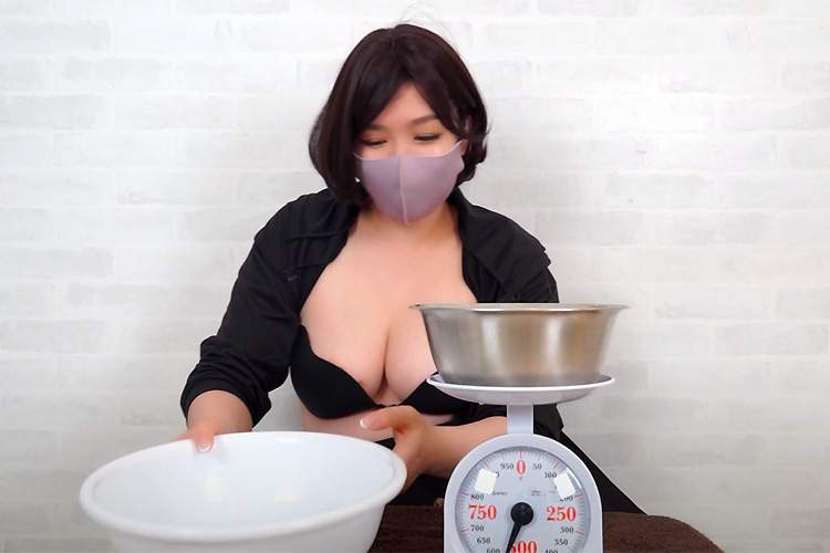 Ｈカップのぽっちゃり爆乳人妻Yotuberがおっぱいの重さを計測してみる企画！【ムチムチHカップ人妻ゆぅこ】