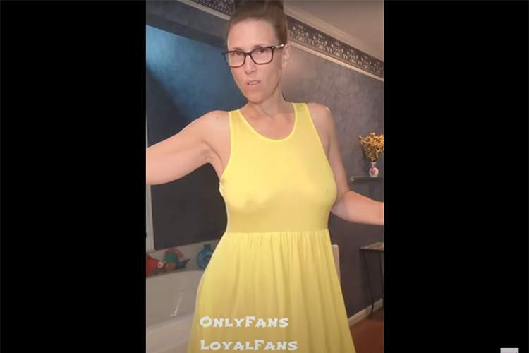 40代メガネ熟女が若干垂れたノーブラおっぱいを公開する総集編的な動画【Diane Marie】