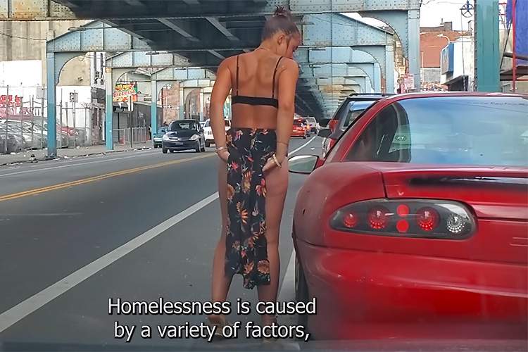 【衝撃映像】ほぼ下着姿みたいな格好の女性が白昼の街中で堂々と首筋に麻薬を注射・・・【ケンジントン地区】