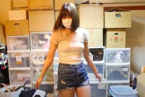ノーブラで部屋の掃除をするだけの動画【holiday girls】
