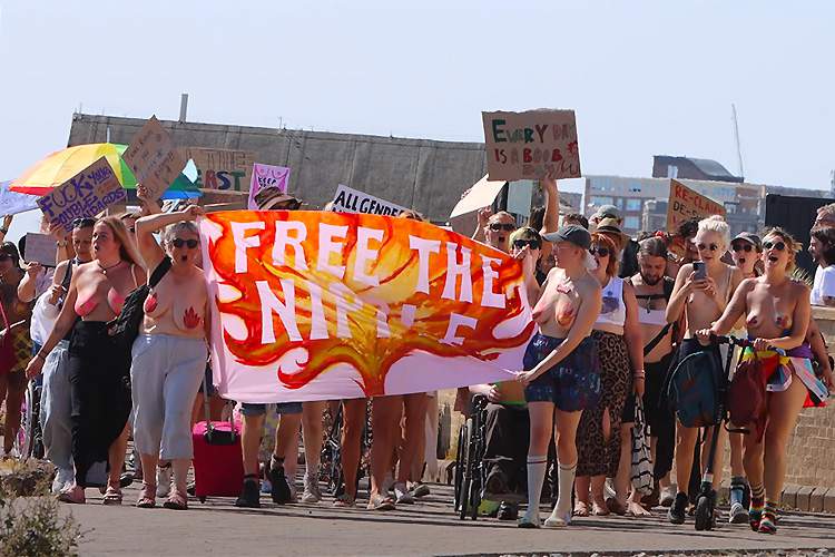 女性の乳首に自由を！イギリスのブライトン(Brighton)で開催された「Free the Nipple 2022」の様子