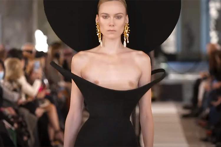 ファッションモデルの乳首 乳首ポロリ多数！なファッションショーなんだけど…3分30秒辺りのカタツムリの