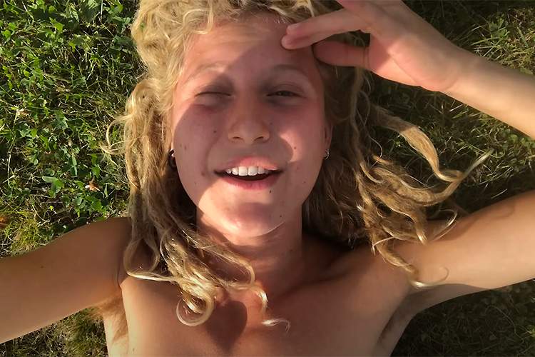 全裸で草むらに寝転がるワキ毛も生やしっぱなしの意識高そうな女性Youtuber【Mrs Sunshine】