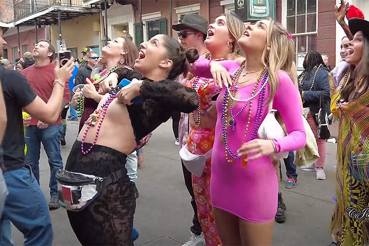 【Mardi Gras2022】若い女の子がおっぱい丸出し！２年ぶりに開催されたルイジアナ州ニューオーリンズのマルディグラの様子