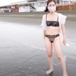 ギリ水着に見えそうな下着姿で江ノ島海岸を散歩するYoutuber【しろねこみゃあこ】