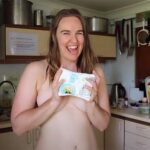 全裸で豆腐を使った料理を行う体毛濃いめな女性ヴィーガン系Youtuber【Slightly Crazy Vegan】