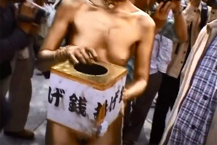 大須大道町人祭2005でトップレス姿で金粉ショーを行う舞踏集団「ささらほうさら」の動画