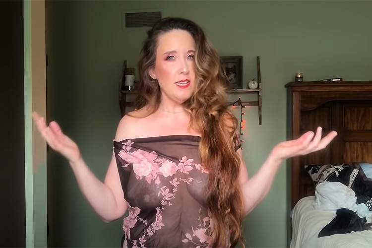 巨乳で垂れ乳な熟女Youtuberが色々エロエロな格好に着替えてくれる動画【Allyson Krauss】