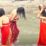 【乳首ポロリ有り】ネパールの女性達が川で沐浴を行う様子【Nepali Hindu women open bath】