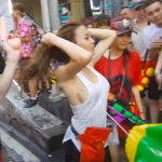 若い女の子もビショビショに!!タイの有名な水かけ祭り「ソンクラーン(Songkran)」を撮影した動画