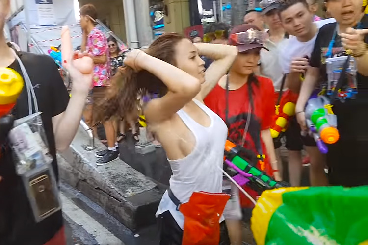 若い女の子もビショビショに!!タイの有名な水かけ祭り「ソンクラーン(Songkran)」を撮影した動画