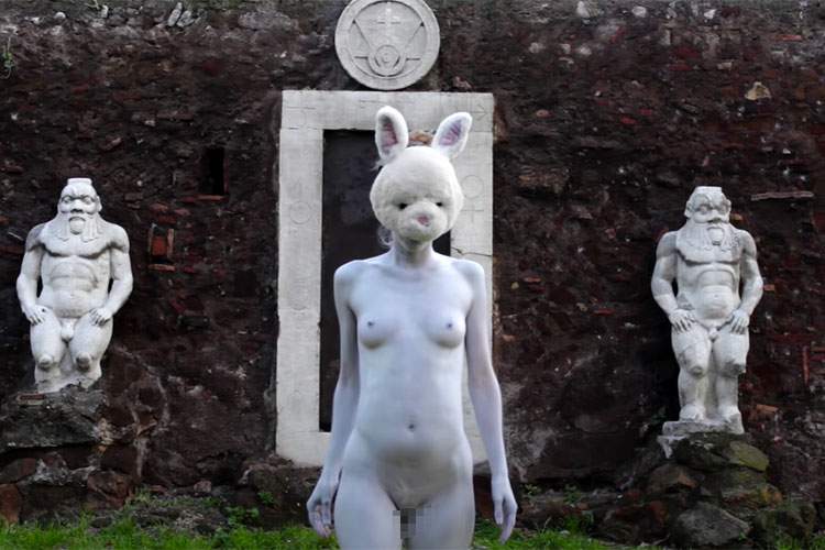 【全裸芸術動画】顔だけウサギの着ぐるみを付けた白塗りの女性が全裸でパフォーマンス