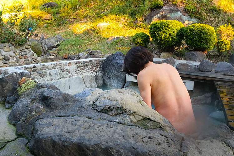 墓地の上！？にある公園内の野湯に全裸で入浴する熟女ユーチューバー【ひよの『山好き旅好きこの指とまれ!』】