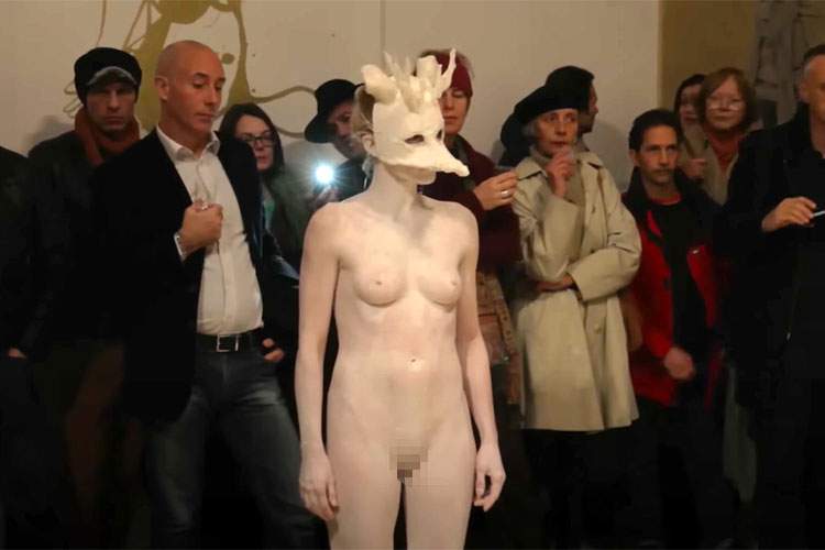 【全裸芸術動画】顔だけウサギの着ぐるみを付けた白塗りの女性が全裸でパフォーマンス3