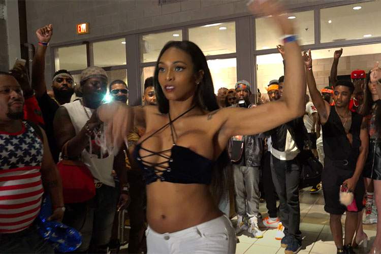 マッチョな黒人女性がダンス中完全に乳首ポロリするハプニング動画！