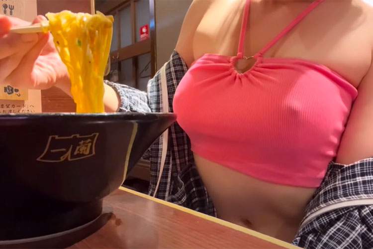 24時間断食後、ノーブラで一蘭の替え玉を限界まで大食いに挑戦する女性ユーチューバー！！【エプロンちゃんはお料理上手】