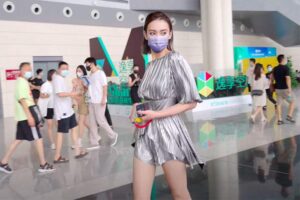 【動画有り】なんだこのとんでもない美人！？スタイルも顔も異次元レベルの女性が香港の何かの施設内を歩く様子を激写される！！