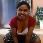 ノーブラ胸チラやパンチラしつつ掃除や洗濯を行うインド人女性Youtuber【Simple Girl Priti】