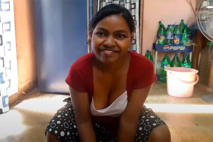 ノーブラ胸チラやパンチラしつつ掃除や洗濯を行うインド人女性Youtuber【Simple Girl Priti】