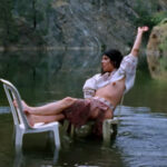 湖に浮かべた椅子の上でおっぱい丸出しで歌う女性シンガー【krista papista】