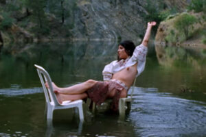 湖に浮かべた椅子の上でおっぱい丸出しで歌う女性シンガー【krista papista】