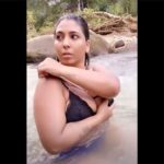 濁流の川で身体を洗う爆乳＆ぽっちゃりの美人インド人女性