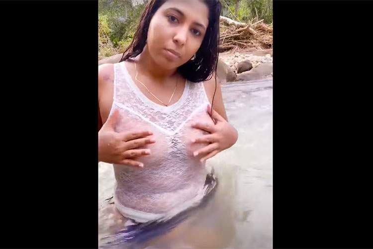 濁流の川で身体を洗うぽっちゃり美人なインド人女性2