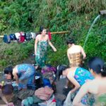 気にせずおっぱい丸出しの女性も！風呂と洗濯を同時に行うベトナム人女性達の様子