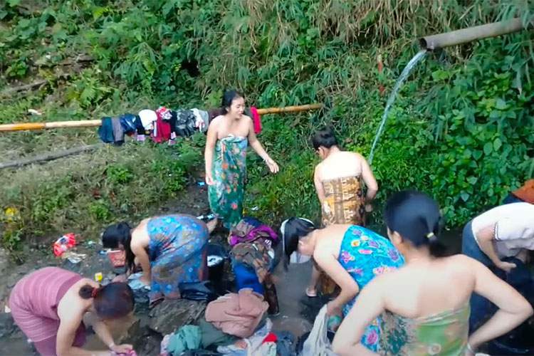 気にせずおっぱい丸出しの女性も！風呂と洗濯を同時に行うベトナム人女性達の様子