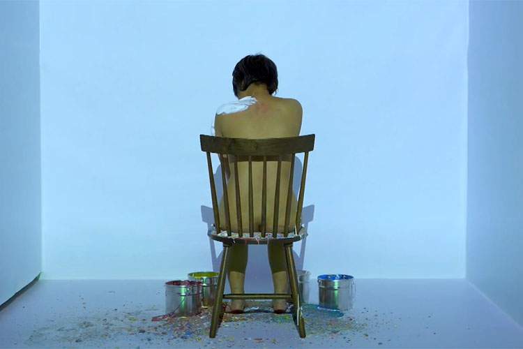 自らの身体に絵の具を纏う事で表現活動をされているアーティスト「新宅加奈子」さんの動画