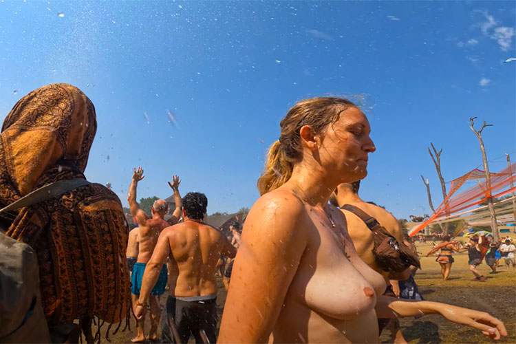 【4K高画質】おっぱい丸出しどころか全裸になってる女性も！Ozora Festival 2022の様子