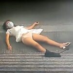 【衝撃映像】パンツ丸出しのまま昏倒・・・歩きスマホしてて階段から転げ落ちた若い女性の監視カメラ映像