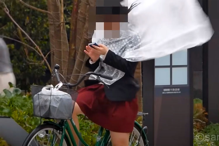【目的は多分】強風の日にスカート姿の女性を撮影している動画