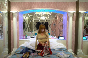 博多にあるラブホテル「ロアンヌ」の室内にて、コスプレ生着替えをするYoutuber【mの部屋】