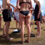 【4K映像】トップレスの子もチラホラ･･･デンマークで開催された夏フェス「Roskilde Festival2023」で日光浴を楽しむ水着ギャル達
