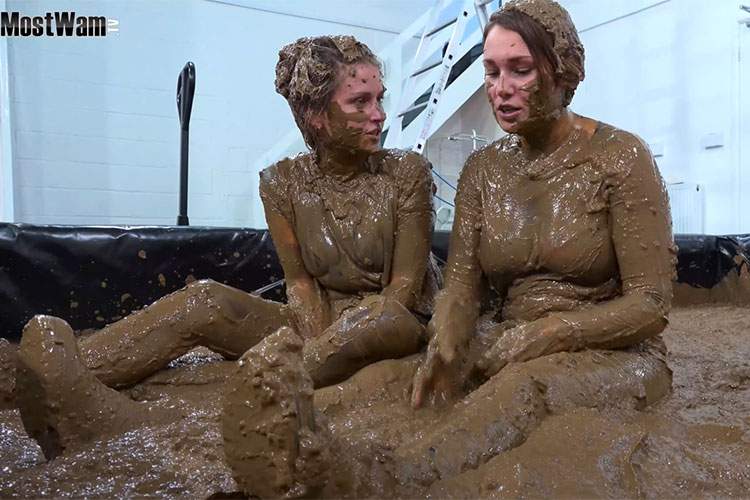 【4K映像】高画質で見る女の子２人の泥んこレスリングの様子