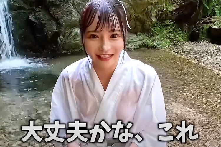 ノーブラで滝に打たれて乳首が透けるド根性系Youtuber【月妃さら-Sara Tsukihi】