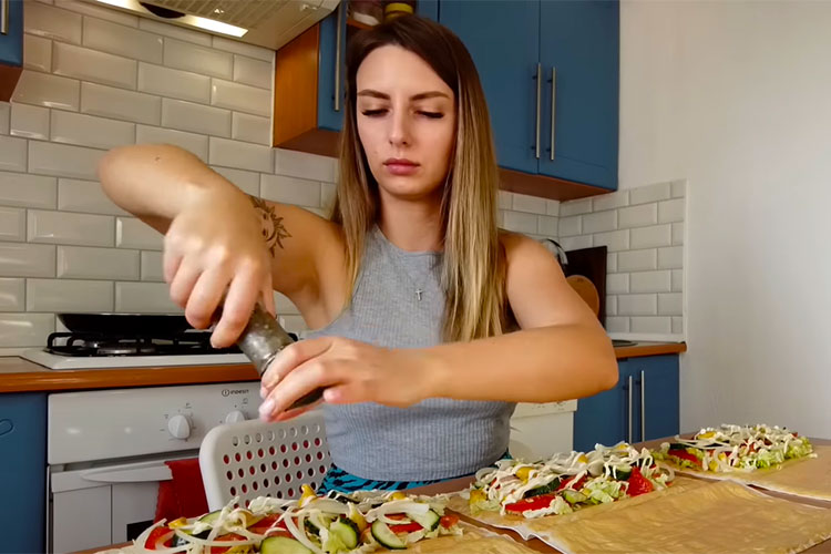 乳首が透けたり浮いたりしてる恰好で料理をする動画を投稿し続けるウクライナの美人Youtuber 【Luba from Ukraine】