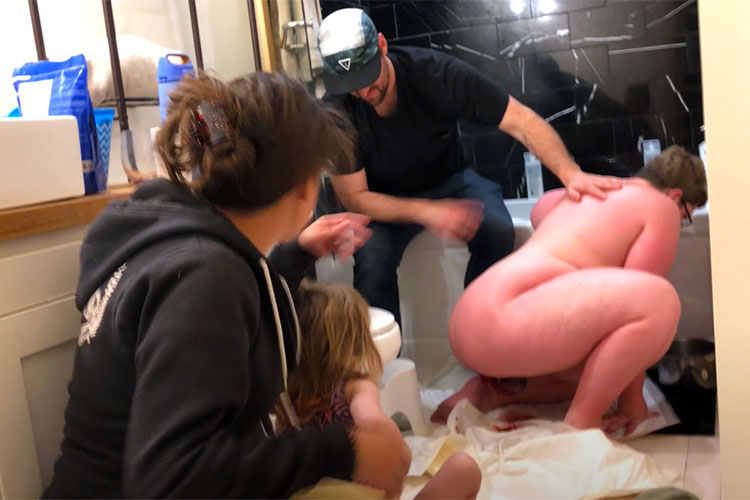 普通のユニットバスで出産をする女性の一部始終を撮影した動画【indiebirth】2