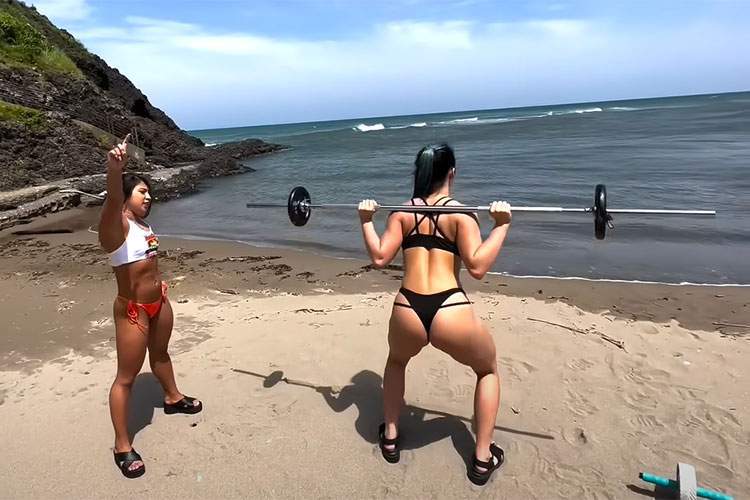 真夏の海でＴバック水着姿でダンベル持って筋トレする女性筋肉系Youtuber【さくら筋肉チャンネル】