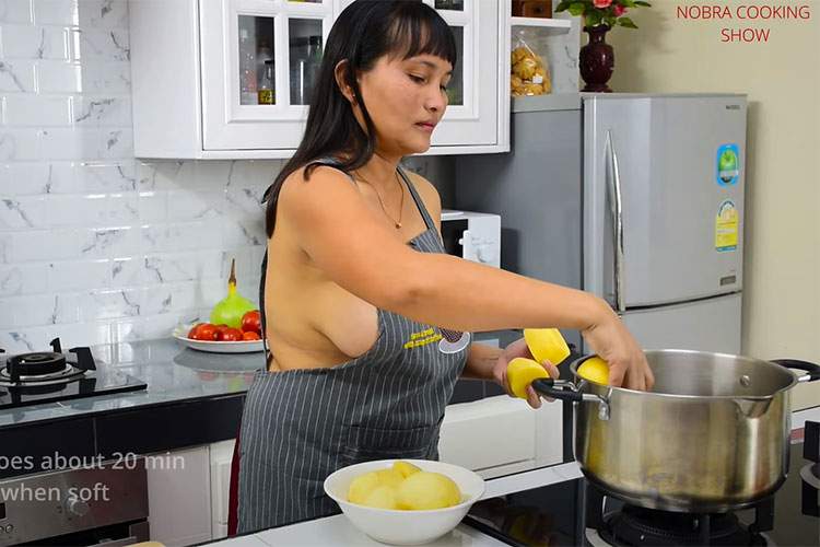 チャンネル名が既にド直球…ノーブラで垂れ巨乳晒しながら料理する女性ユーチューバー！【Nobra Kitchen】