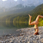 静かな湖畔の森の影でヨガる水着女子Youtuberの4K高画質動画【Svetlana Kohlrabi】