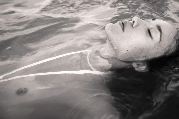 美女のおっぱいが丸見えに！アートディレクターの方による映像作品【Omar Catalfamo】