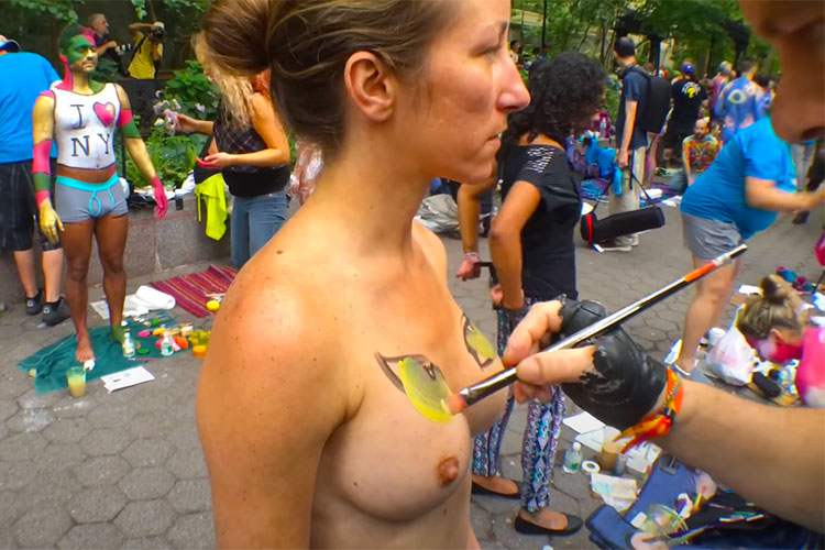 【58分】World Bodypainting Festival2016の長編動画、乳首丸出しの女性が裸体にペイントされる一部始終