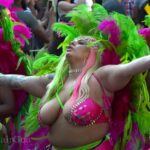 ロンドンの伝統的なイベント「ノッティングヒルカーニバル(NOTTING HILL CARNIVAL)」で露出が激しいダンサーを撮影した動画