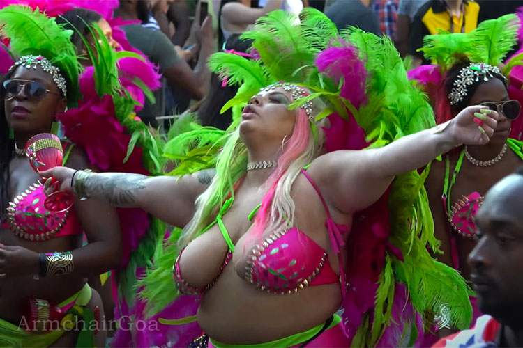 ロンドンの伝統的なイベント「ノッティングヒルカーニバル(NOTTING HILL CARNIVAL)」で露出が激しいダンサーを撮影した動画