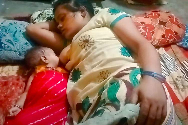 子供に授乳する様子を動画投稿＆ライブ配信してるインドのYoutuber【Vlog My Desi】