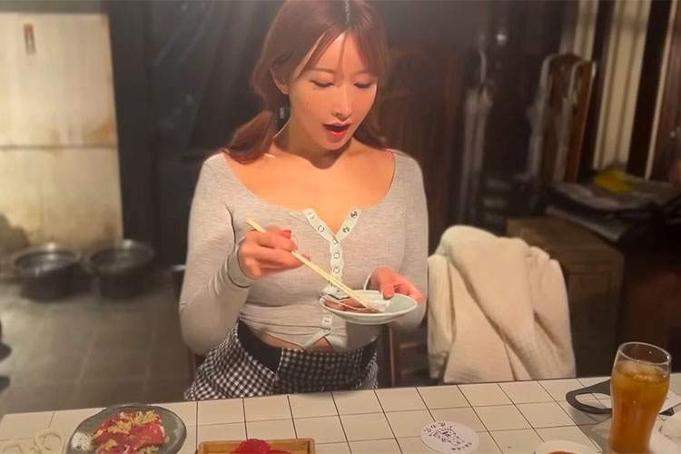 【Hカップ】エロ系Youtuber兼セクシー女優のうんぱいさんがエロい感じで焼肉を食べる動画
