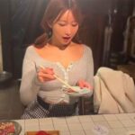 【Hカップ】エロ系Youtuber兼セクシー女優のうんぱいさんがエロい感じで焼肉を食べる動画